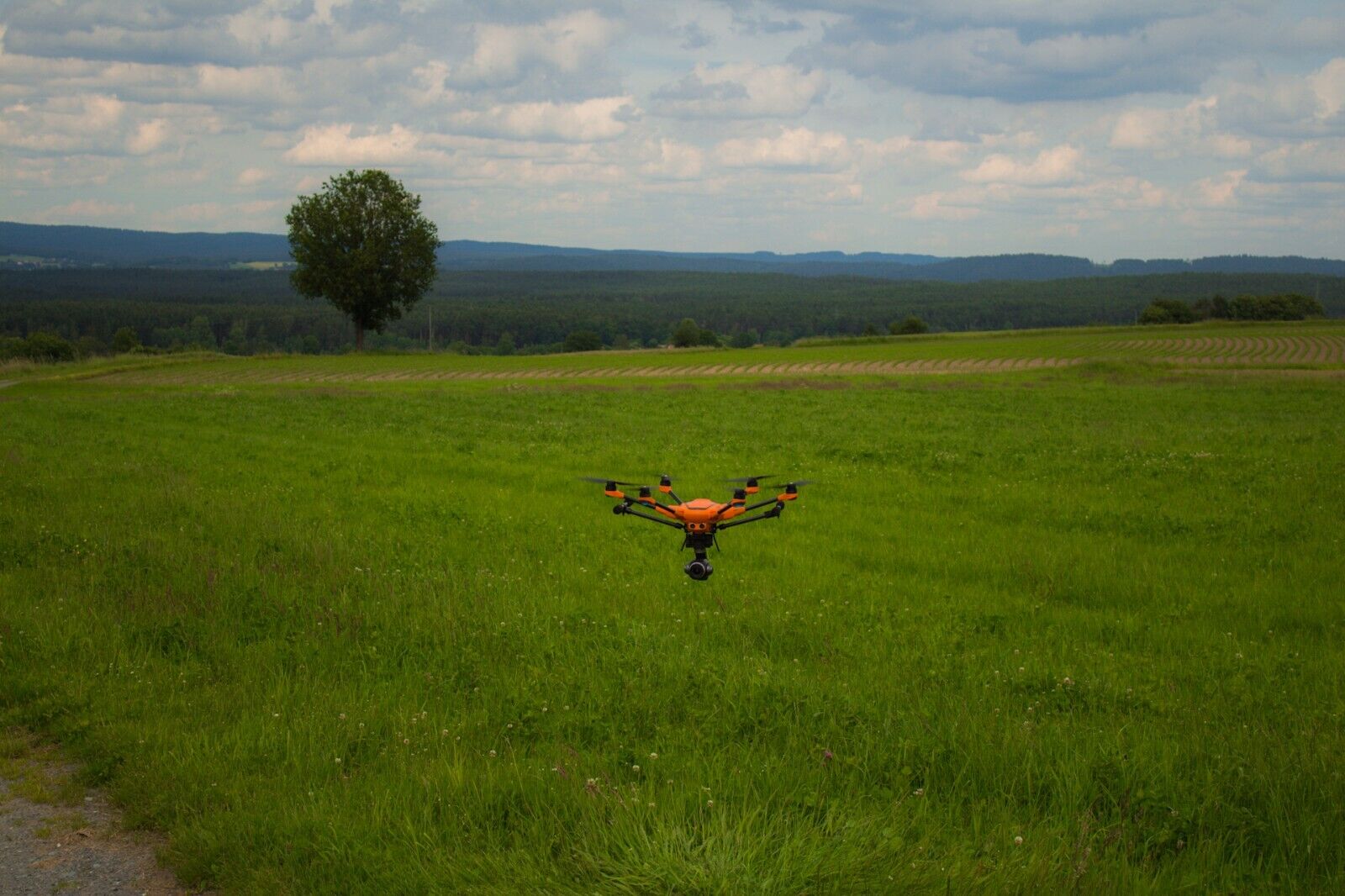 Drohne über Feld bei Suche
